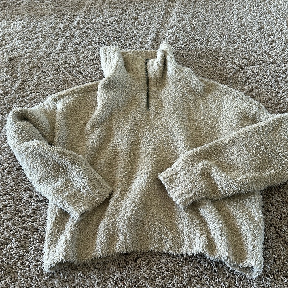 Hollister sweater size XS never worn new